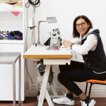 donna che lavora con macchina da cucire