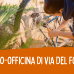 un giovane sistema la ruota della sua bici
