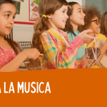 giovani in fila suonano e cantano
