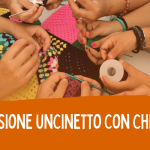 tante mani in cerchio che lavorano a uncinetto insieme