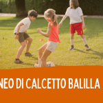 giovani giocano a calcio su prato