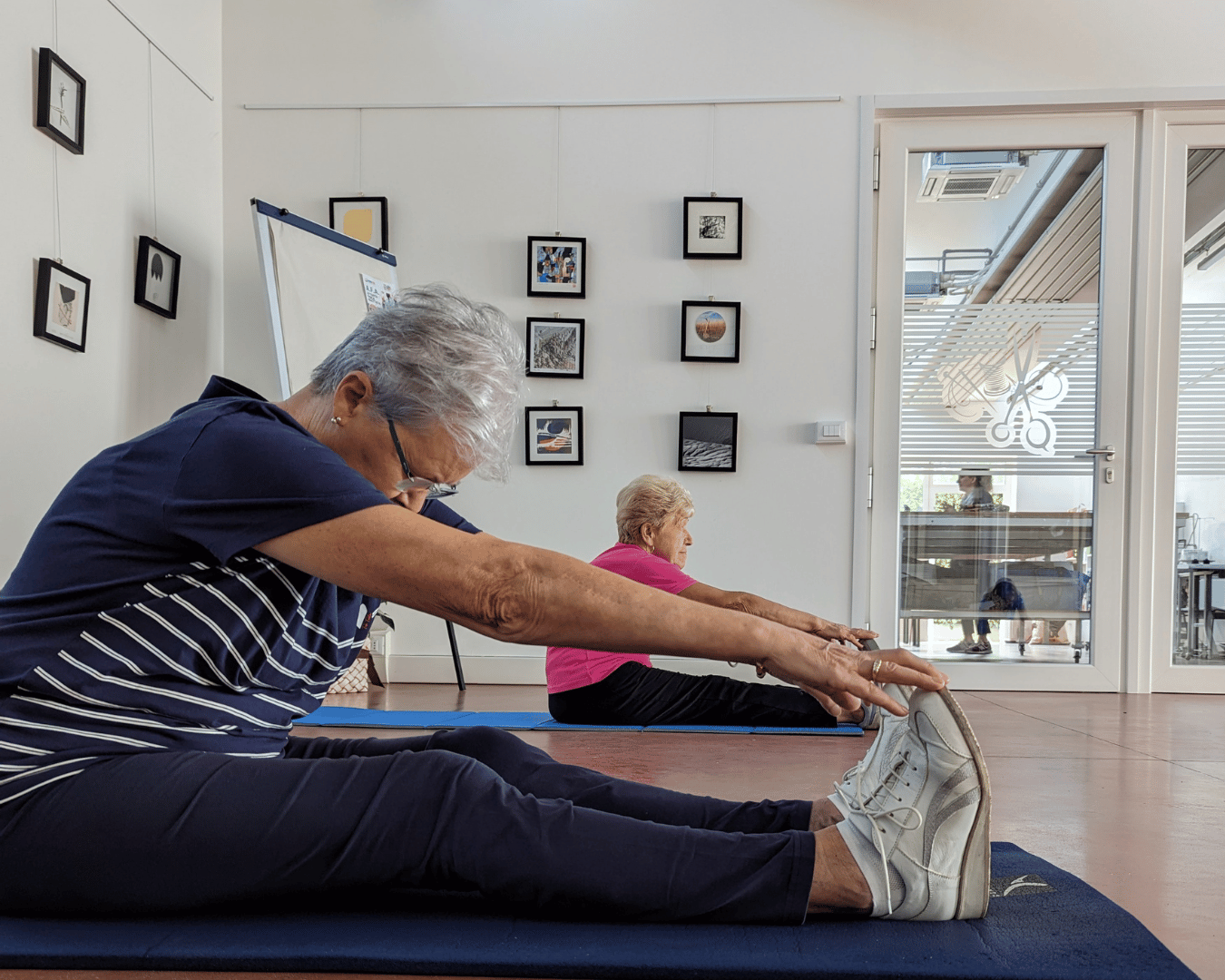 Due donne anziane fanno stretching