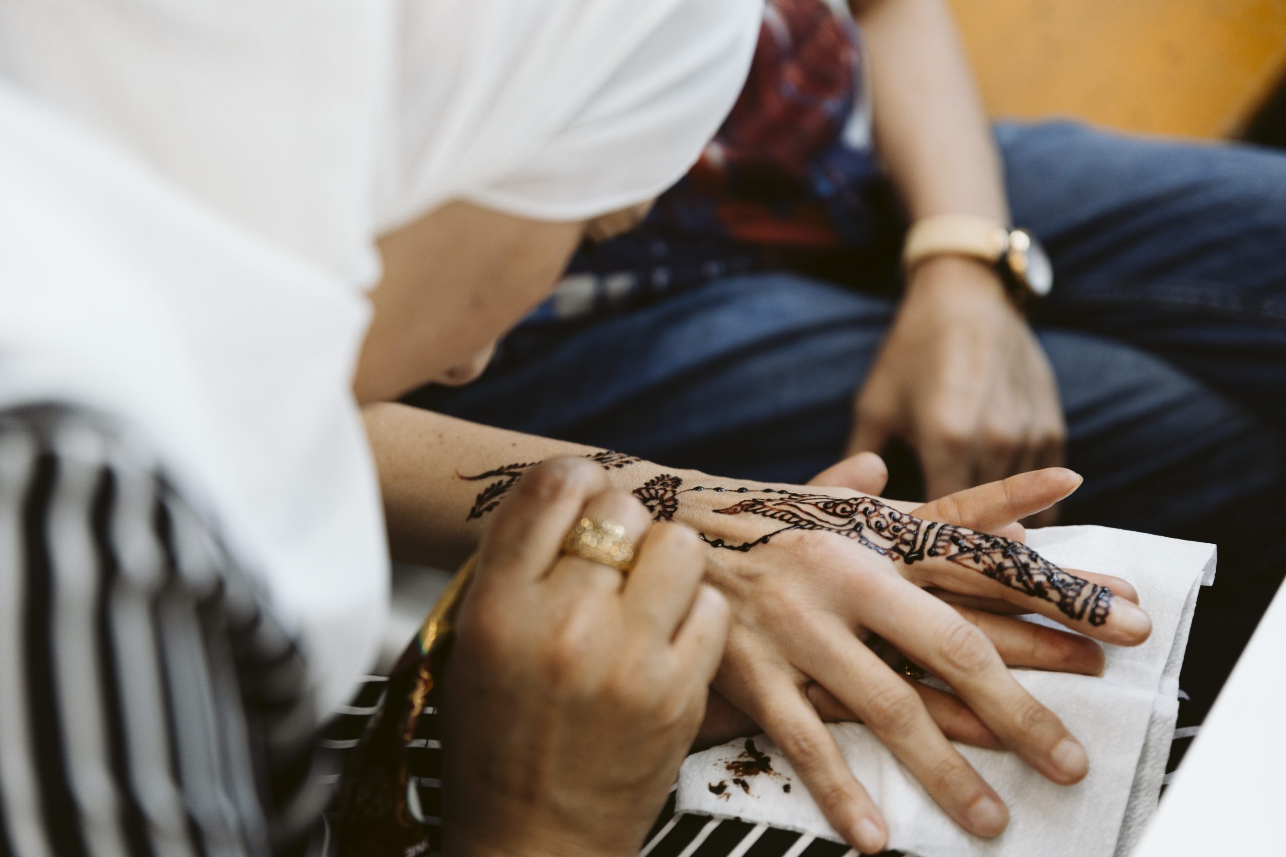 Naima realizza un tatuaggio all'henné