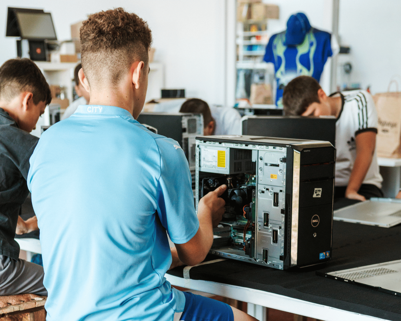 un bambino maneggia gli hardware di un pc smontato