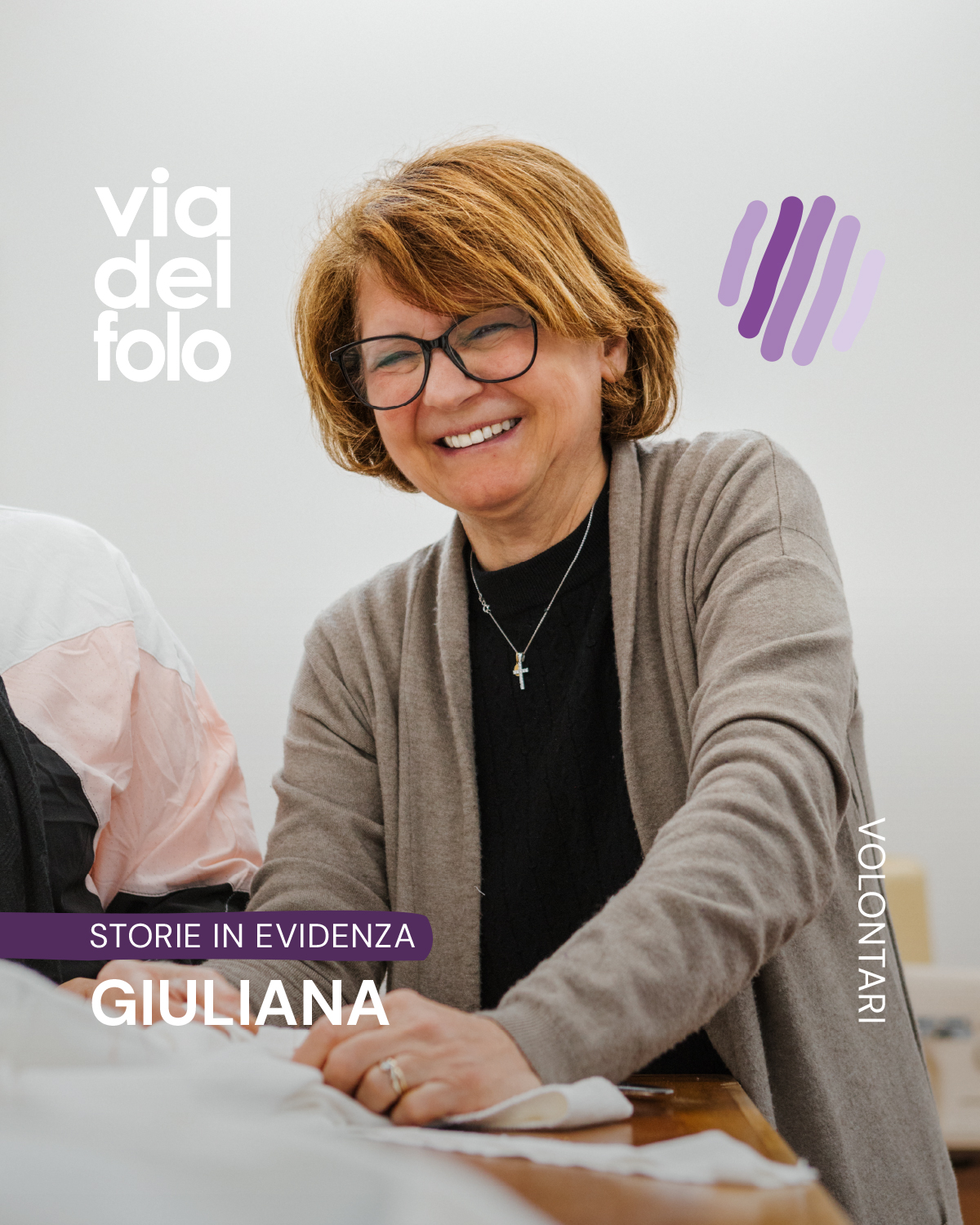 giuliana ride mentre maneggia della stoffa