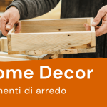 due mani mostrano una cassetta di legno realizzata a mano per la rubrica di elementi d'arredo